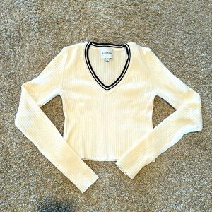 Cropped v-neck sweater. Size S.